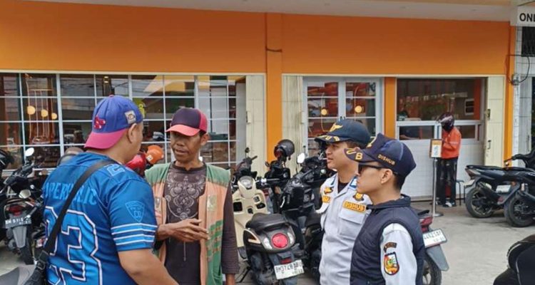 Petugas-UPT-Perparkiran-Dishub-Kota-Pekanbaru-meminta-keterangan-oknum-Jukir-nakal-(Dok.-Riau-Aktual)