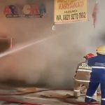 Ruko-di-Jalan-Riau-Pekanbaru-Terbakar,-7-Unit-Damkar-Dikerahkan-Jinakkan-Api-(Dok.-Riau-Aktual)