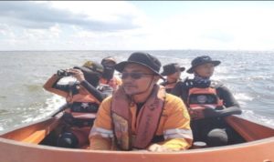 Tim-SAR-lakukan-pencarian-ABK-yang-tenggelam-di-perairan-Dumai.-(Dok.-Riau-Aktual)