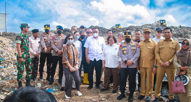 Wakil-Wali-Kota-Pekanbaru,-Markarius-Anwar-mendampingi-Menteri-LH,-Jamhur-meninjau-TPA-Muara-Fajar-di-Rumbai-(Dok.-Riau-Aktual)
