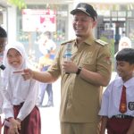 Wali-Kota-Pekanbaru,-Agung-Nugroho-berbincang-dengan-peserta-didik-saat-peninjauan-Cek-Kesehatan-Gratis-di-SD-Negeri-145-(Dok.-Pemko-Pekanbaru)