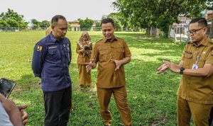 Wali-Kota-Pekanbaru,-Agung-Nugroho-meninjau-lapangan-bola-Jalan-Belimbing-(Dok.-Riau-Aktual)