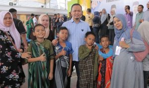 Wali-Kota-Pekanbaru,-foto-bersama-orangtua-dan-anak-anak-yang-mengikuti-khitanan-massal-beberapa-waktu-lalu.-(Dok.-Riau-Aktual)