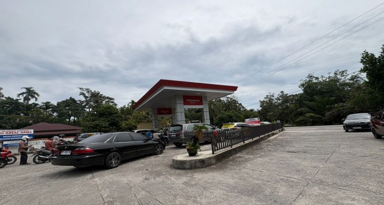 Antrian-kendaraan-membeli-bbm-jenis-pertalite-di-Pulau-Bengkalis,-Riau-(Dok.-Riau-Aktual)