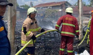 Delapan-Kios-di-Jalan-HR-Soebrantas-Pekanbaru-Ludes-Terbakar-(Dok.-Riau-Aktual)