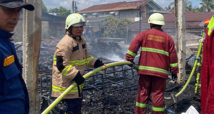 Delapan-Kios-di-Jalan-HR-Soebrantas-Pekanbaru-Ludes-Terbakar-(Dok.-Riau-Aktual)