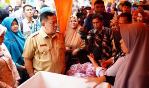 Harga-Jauh-Lebih-Murah,-Operasi-Pasar-Pemprov-Riau-Pekan-Ini-Difokuskan-di-Rokan-Hulu-(Dok.-Riau-Media-Center)