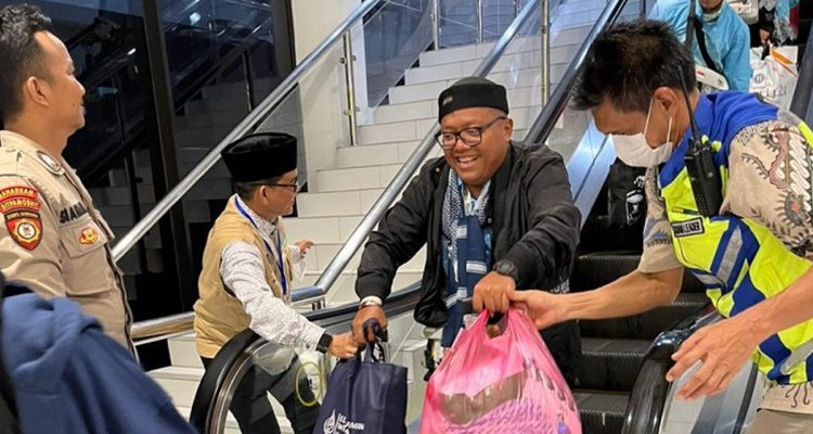 Jemaah-Haji-Kloter-BTH-03-Asal-Riau-Tiba-dengan-Selamat-di-Tanah-Air-(Dok.-Cakaplah)