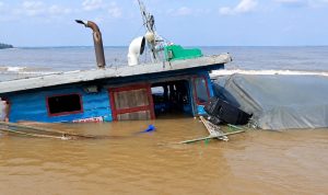 Kapal-Pengangkut-Tepung-Sagu-Tenggelam-di-Perairan-Sungai-Apit.-(Dok.-Riau-Aktual)