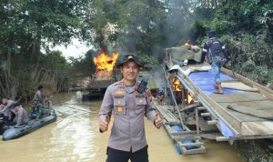 Kapolres-Kuansing-AKBP-Hidayat-Perdana-saat-pemusnahan-PETI-di-Sungai-Kuantan.-(Dok.-RIau-Aktual)