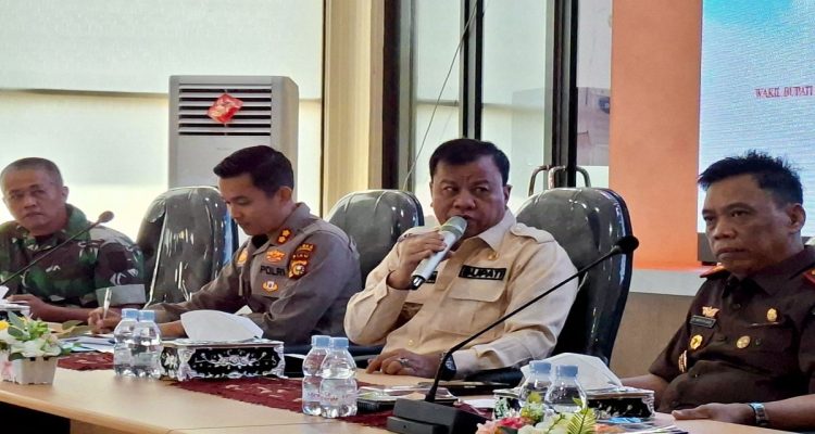 Kapolres-Kuantan-Singingi-AKBP-Hidayat-Perdana-saat-menghadiri-rapat-koordinasi-pembentukan-Satgas-Penertiban-PETI-(Dok.-Riau-Aktual)
