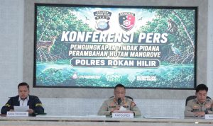 Kapolres-Rokan-Hilir-AKBP-Isa-Imam-Syahroni-saat-konferensi-pers-di-Aula-Tunggal-Panaluan-Polres-Rokan-Hilir-(Dok.-Riau-Aktual)