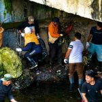 Kepala-DLHK-Pekanbaru,-Reza-Aulia-Putra-(baju-putih)-memimpin-langsung-pembersihan-anak-Sungai-Sail-(Dok.-Riau-Aktual)