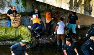 Kepala-DLHK-Pekanbaru,-Reza-Aulia-Putra-(baju-putih)-memimpin-langsung-pembersihan-anak-Sungai-Sail-(Dok.-Riau-Aktual)