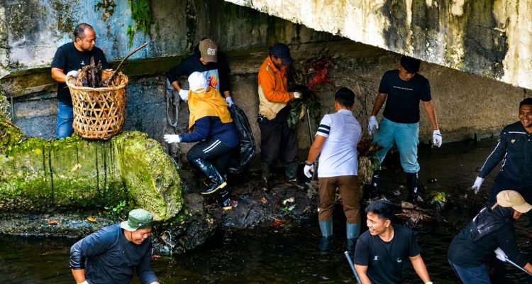 Kepala-DLHK-Pekanbaru,-Reza-Aulia-Putra-(baju-putih)-memimpin-langsung-pembersihan-anak-Sungai-Sail-(Dok.-Riau-Aktual)
