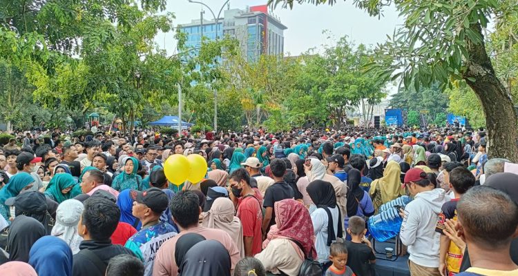 Kue-Talam-Ketan-Durian-1-Kilometer-Pekanbaru-Pecahkan-Rekor-MURI,-Jutaan-Warga-Padati-Sudirman-(Dok.-Riau-Aktual)
