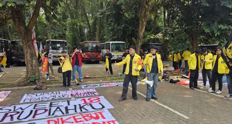 Mahasiswa-UI-yang-hendak-bertolak-ke-Jakarta-untuk-melakukan-unjuk-rasa-(Dok.-Liputan6)