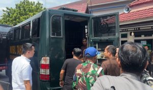 Mobil-tahanan-Kejari-Pekanbaru-yang-membawa-tahanan.-(Dok.-Riau-Aktual)