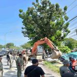 Pembongkaran-lapak-PKL-oleh-Satpol-PP-Pekanbaru-dibantu-menggunakan-excavator-(Dok.-Riau-Aktual)
