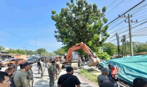 Pembongkaran-lapak-PKL-oleh-Satpol-PP-Pekanbaru-dibantu-menggunakan-excavator-(Dok.-Riau-Aktual)