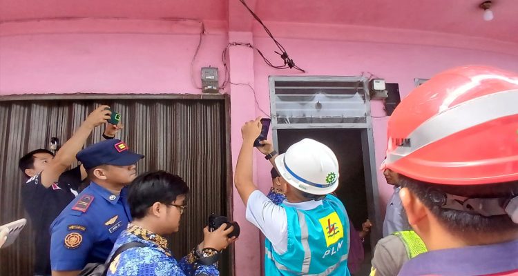 Pemko-Pekanbaru-dan-petugas-gabungan-melakukan-inspeksi-instalasi-listrik-di-salah-satu-rumah-warga-(Dok.-Riau-Aktual)