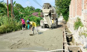 Pemko-Pekanbaru-melakukan-perbaikan-Jalan-Kamboja-II-(Dok.-Riau-Aktual)
