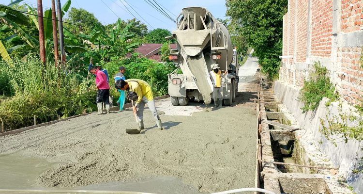 Pemko-Pekanbaru-melakukan-perbaikan-Jalan-Kamboja-II-(Dok.-Riau-Aktual)