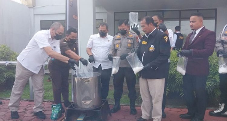 Polda-Riau-Musnahkan-Narkotika-Rp8,4-Miliar,-Dicampur-Cairan-Pembersih-Lantai-(Dok.-Cakaplah)