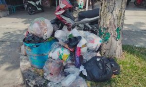Sampah-Membusuk-di-Jantung-Kota-Siak.-(Dok.-Riau-Aktual)
