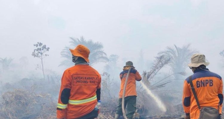 Satgas-Karhutla-Riau-yang-berjibaku-memadamkan-karhutla-(Dok.-Riau-Aktual)