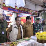 Sekretaris-Dinas-Ketahanan-Pangan-Kota-Pekanbaru,-Adrizal-memantau-kondisi-ketersediaan-dan-harga-pangan-di-Pasar-Arengka-(Dok.-Riau-Aktual)