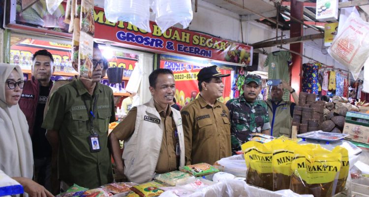 Sekretaris-Dinas-Ketahanan-Pangan-Kota-Pekanbaru,-Adrizal-memantau-kondisi-ketersediaan-dan-harga-pangan-di-Pasar-Arengka-(Dok.-Riau-Aktual)