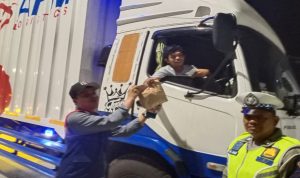 Tekan-Angka-Kecelakaan,-PT-HK-Bersama-Polda-Riau-dan-Polres-Siak-Bagikan-Kopi-Gratis-di-Tol-Permai-(Dok.-Riau-Media-Center)