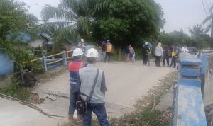 Tim-dari-PUPR-Pekanbaru-melakukan-tinjauan-ke-lokasi-jembatan-amblas-(Dok.-Riau-Aktual)
