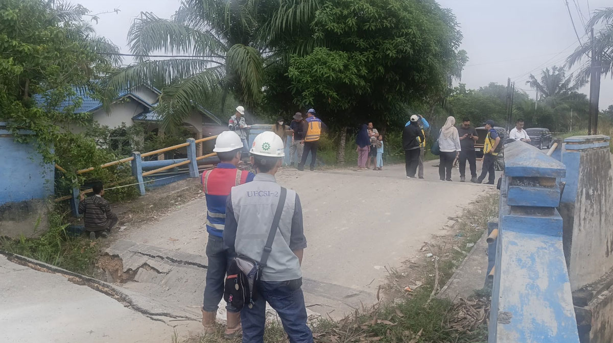 Tim-dari-PUPR-Pekanbaru-melakukan-tinjauan-ke-lokasi-jembatan-amblas-(Dok.-Riau-Aktual)