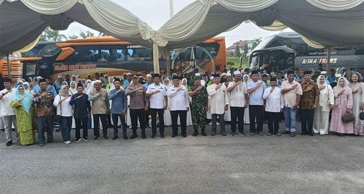 Wabup-Inhu,-Ir-H-Hendrizal-MSI-didampingi-Forkopimda-dan-pejabat-Pemkab-Inhu-foto-bersama-dengan-jemaah-haji,-(Dok.-Riaupos)