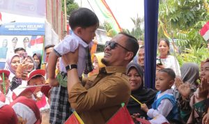 Wali-Kota-Pekanbaru,-Agung-Nugroho-berbaur-dengan-para-murid-TK-dan-SD-saat-kunjungan-kerja-beberapa-waktu-lalu-(Dok.-Riau-Aktual)