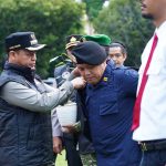 Wali-Kota-Pekanbaru,-Agung-Nugroho-didampingi-Kapolresta-Pekanbaru-Kombes-Pol-Muharman-Arta-memasangkan-rompi-ke-personil-Satgas-Anti-Narkoba-(Dok.-Riau-Aktual)
