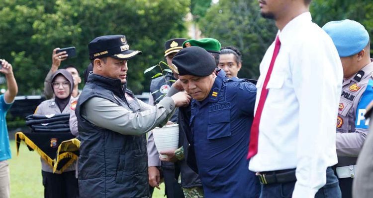 Wali-Kota-Pekanbaru,-Agung-Nugroho-didampingi-Kapolresta-Pekanbaru-Kombes-Pol-Muharman-Arta-memasangkan-rompi-ke-personil-Satgas-Anti-Narkoba-(Dok.-Riau-Aktual)