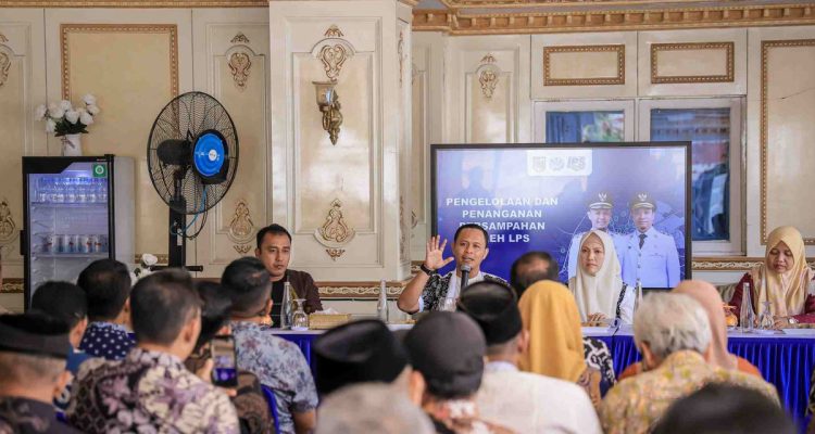 Wali-Kota-Pekanbaru,-Agung-Nugroho-didampingi-Kepala-DLHK-Pekanbaru,-Reza-Aulia-Putra-saat-pertemuan-dengan-LPS-(Dok.-Riau-Aktual)