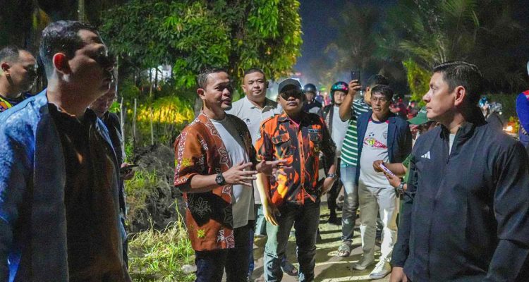Wali-Kota-Pekanbaru,-Agung-Nugroho-didampingi-Kepala-Dinas-PUPR-Pekanbaru,-Edward-Riansyah-meninjau-kondisi-Jalan-Beringin,-Kecamatan-Binawidya.-(Dok.-Riau-Aktual)