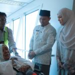 Wali-Kota-Pekanbaru,-Agung-Nugroho-didampingi-istri,-Sulastri-Agung-menyambut-kedatangan-jemaah-haji-(Dok.-Riau-Aktual)