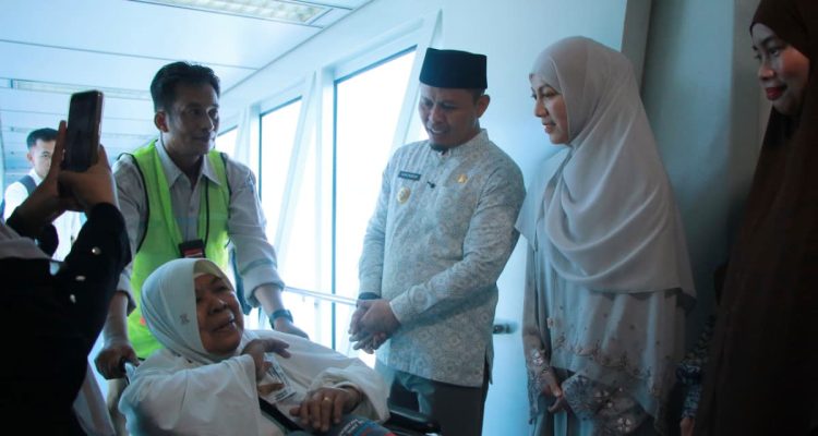 Wali-Kota-Pekanbaru,-Agung-Nugroho-didampingi-istri,-Sulastri-Agung-menyambut-kedatangan-jemaah-haji-(Dok.-Riau-Aktual)