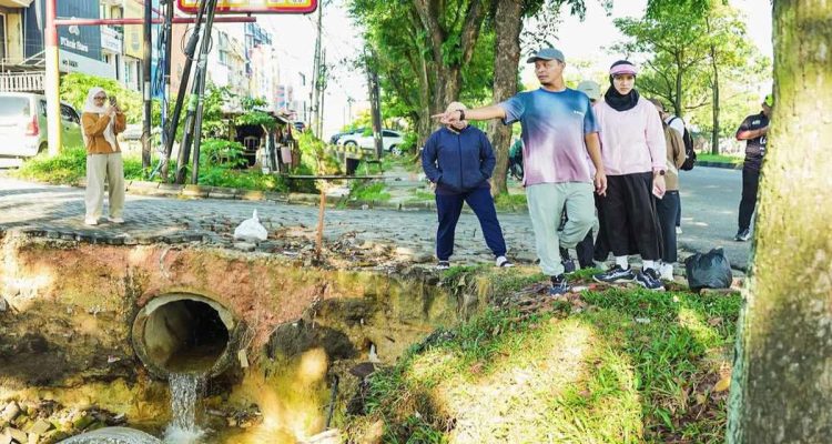 Wali-Kota-Pekanbaru,-Agung-Nugroho-didampingi-istri,-Sulastri-Agung-turun-langsung-goro-di-Jalan-Arifin-Ahmad-(Dok.-Riau-Aktual)