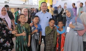 Wali-Kota-Pekanbaru,-Agung-Nugroho-foto-bersama-anak-anak-yang-mengikuti-kegiatan-khitanan-massal-gratis-bersama-TP-PKK-Pekanbaru-beberapa-waktu-lalu.-(Dok.-Riau-Aktual)