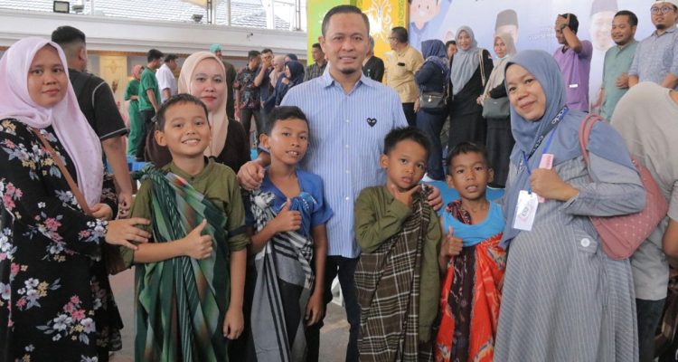 Wali-Kota-Pekanbaru,-Agung-Nugroho-foto-bersama-anak-anak-yang-mengikuti-kegiatan-khitanan-massal-gratis-bersama-TP-PKK-Pekanbaru-beberapa-waktu-lalu.-(Dok.-Riau-Aktual)