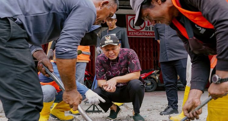 Wali-Kota-Pekanbaru,-Agung-Nugroho-meninjau-pekerjaan-normalisasi-drainase-Jalan-Harapan-Raya-(Dok.-Riau-Aktual)