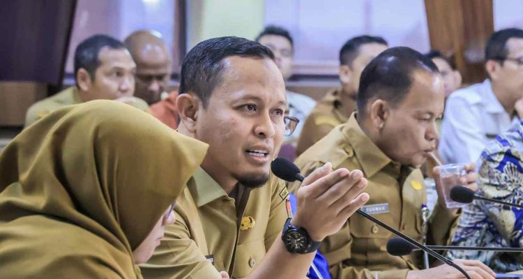 Wali-Kota-Pekanbaru,-Agung-Nugroho-menyampaikan-paparan-kepada-Plt-Gubernur-Riau,-SF-Hariyanto-(Dok.-Riau-Aktual)