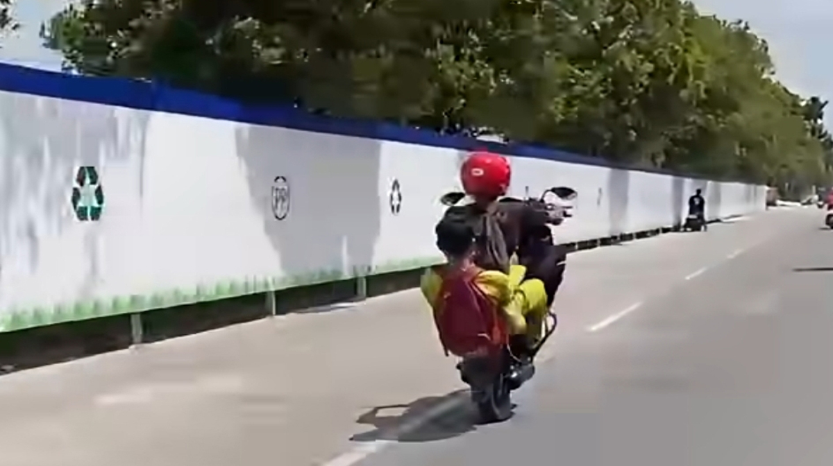 Aksi-Trek-trekan-Pelajar-di-Jalan-Naga-Sakti-Pekanbaru.-(Dok.-Riau-Aktual)