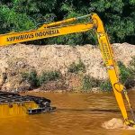 Alat-excavator-amphibi-membantu-normalisasi-aliran-Sungai-Sail-(Dok.-Riau-Aktual)